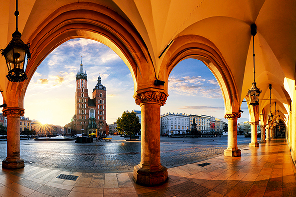 Main square and St Mary’s Basilica in Krakow. TUI Discover Lakes & Mountains